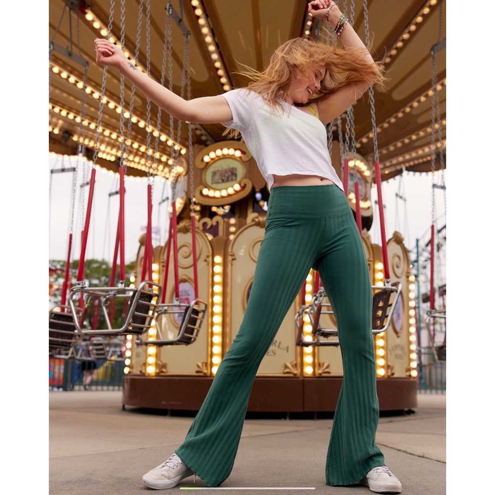 Aerie OG Groove Flare Leggings Sycamore‎ Green Ribbed Lettuce Hem Size M Women's